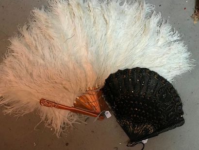 Lot : un éventail en plumes d'autruches,...