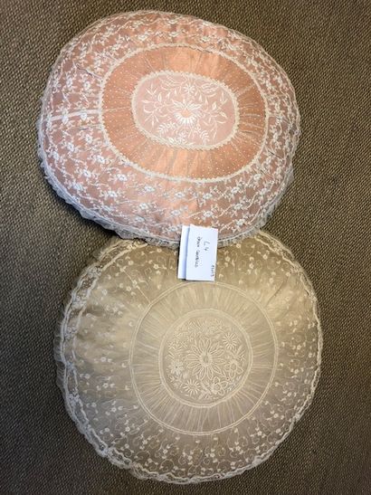Deux coussins, l'un de forme ovale en satin...
