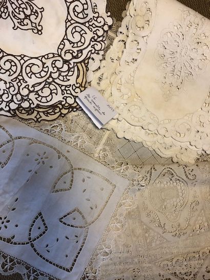 Ensemble de grands napperons en linon brodé,...