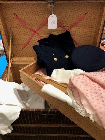 Malle de poupée parisienne en bois garnie...