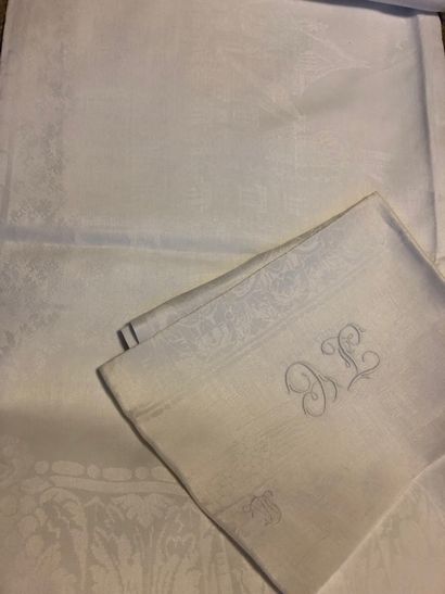 Grande nappe en damassé blanc 
