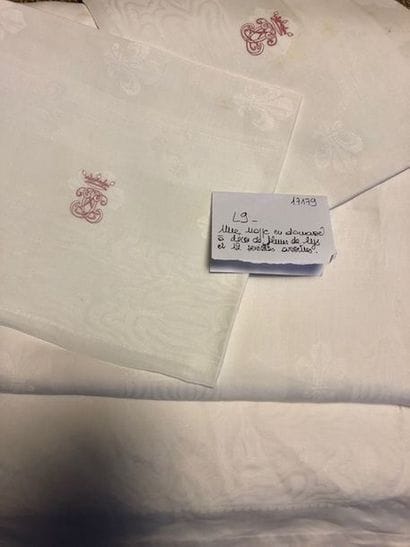 Grande nappe en damassé blanc à décor de...