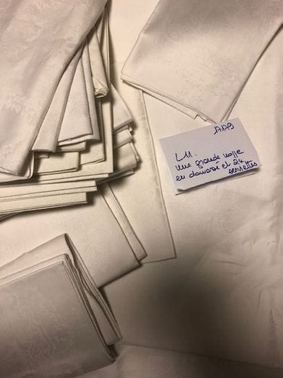 Grande nappe en damassé blanc, à décor d'un...