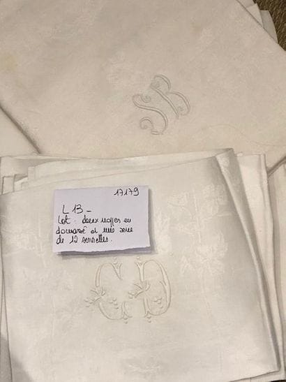 Ensemble comprenant :

- une nappe en damassé...