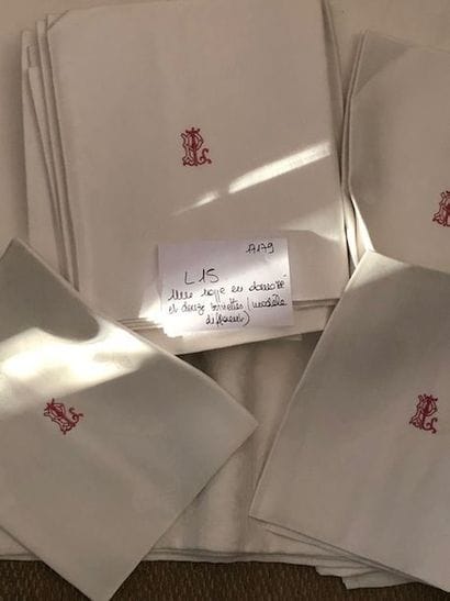 Ensemble comprenant :

- une nappe en damassé...