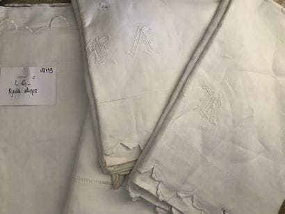 Ensemble de quatre draps en coton brodé blanc,...