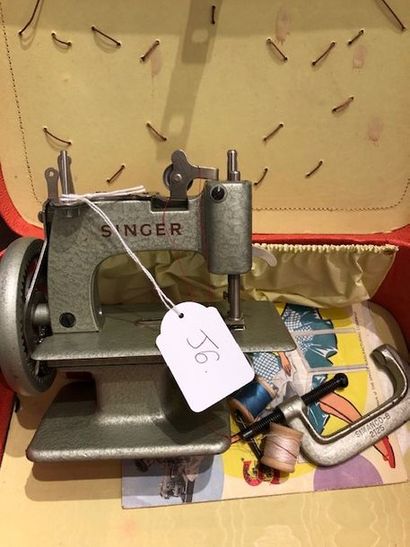 Dans une petite valise, petite machine à...
