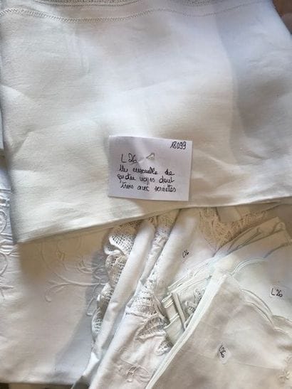 Ensemble comprenant : une nappe en coton...