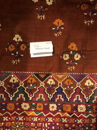 Panneau en toile de coton ocre brodé de fleurs,...