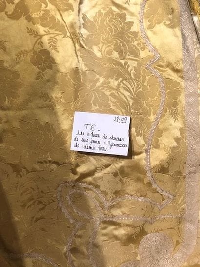 Un rideau en dame de soie jaune, et galon...