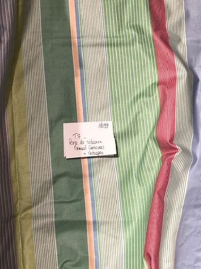 Une paire de rideaux en coton CANOVAS à rayures...
