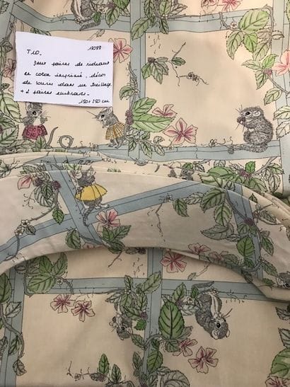 Deux paires de rideaux en coton crème à décor...