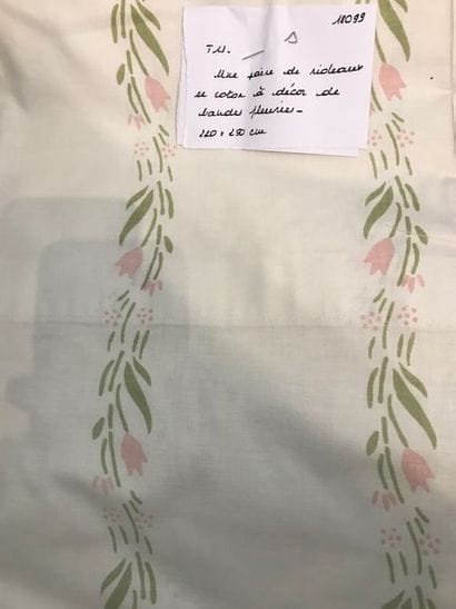 Une paire de rideaux en coton à décor imprimé...