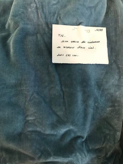 Une paire de rideaux en velours bleu.

210...