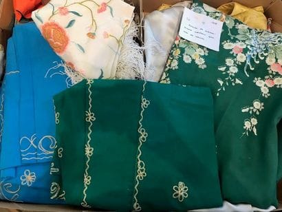 Lot de costumes : trois djellabas en coton...