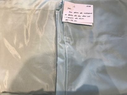 Deux paires de rideaux en faille de soie...