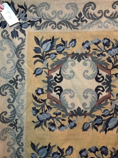Tapis au petit point à décor compartimenté...