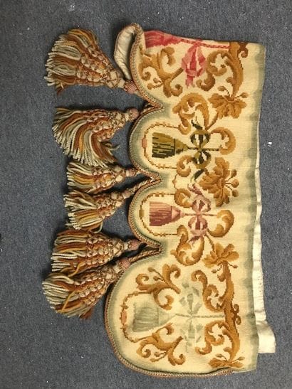 Paire de rideaux en velours bordeaux et bandes...