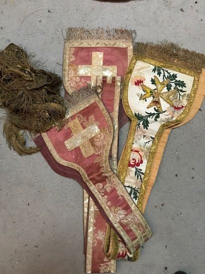 Ensemble d'éléments liturgiques comprenant...
