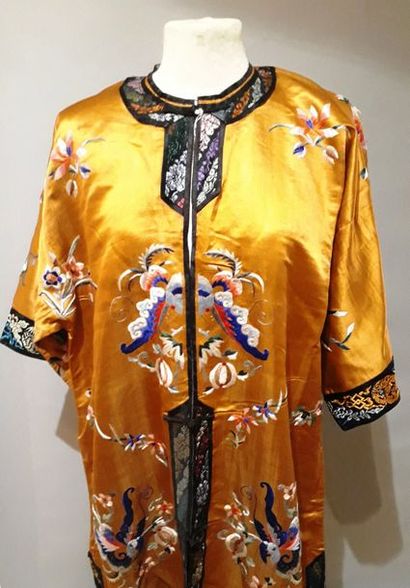 Veste ouvrant par le milieu, en soie jaune...