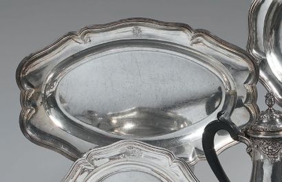 Plat ovale en argent, à contours et moulures...