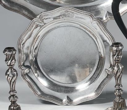 Plat rond en argent, à contours et moulures...