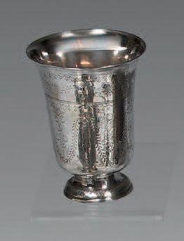 Timbale tulipe en argent, posant sur un piédouche...