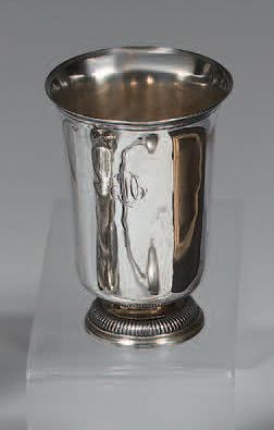 Timbale tulipe en argent uni, posant sur...
