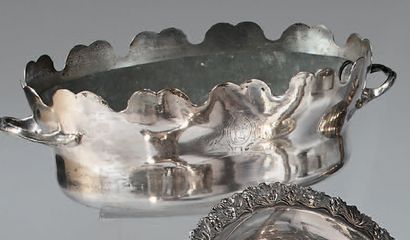 Paire de verrières en métal réargenté. Gravées...