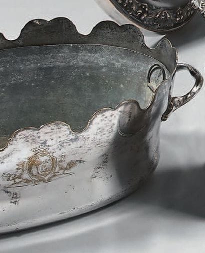 Paire de verrières en métal réargenté. Gravées...