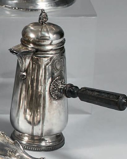 Ensemble de trois verseuses en métal argenté:...