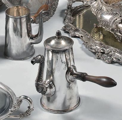 Ensemble de trois verseuses en métal argenté:...