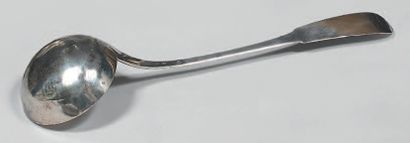 Louche en argent, modèle uni-plat. Gravée...