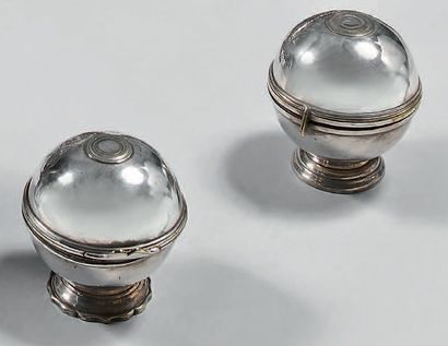 Deux boules à savon en métal argenté.
Pour...
