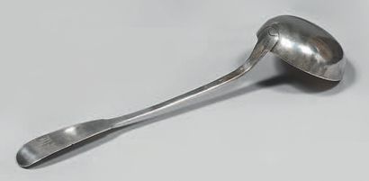 Louche en argent, modèle uni-plat, chiffré.
Poinçon...