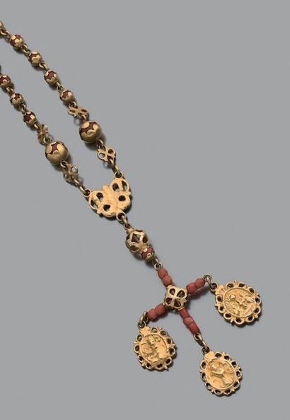 Chapelet en argent doré et perles de corail...