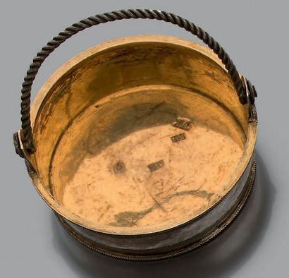 Salière ronde en vermeil figurant un baquet,...