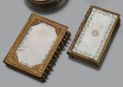 Petite boîte en vermeil et nacre, figurant...