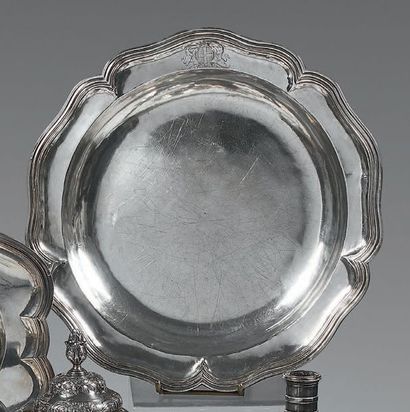 Grand plat rond demi-creux en argent à contours...