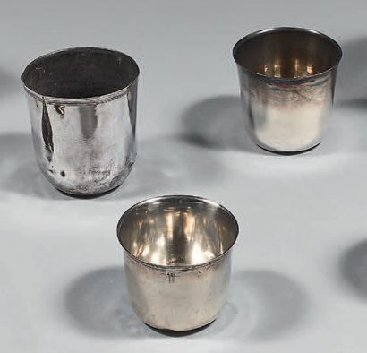 Trois gobelets ou curons en argent uni, les...