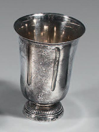 Timbale tulipe en argent uni, posant sur...