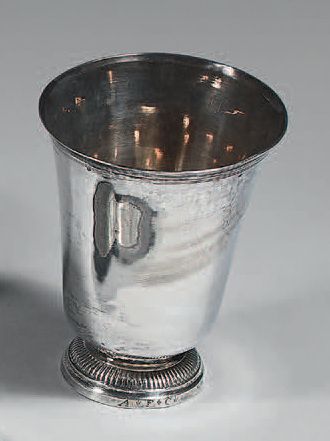 Timbale tulipe en argent uni, posant sur...