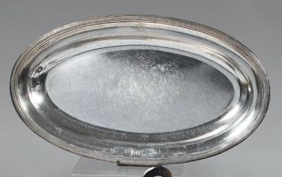 Plat creux ovale en argent, la bordure à...