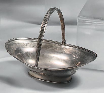 Petite corbeille en argent, de forme ovale,...