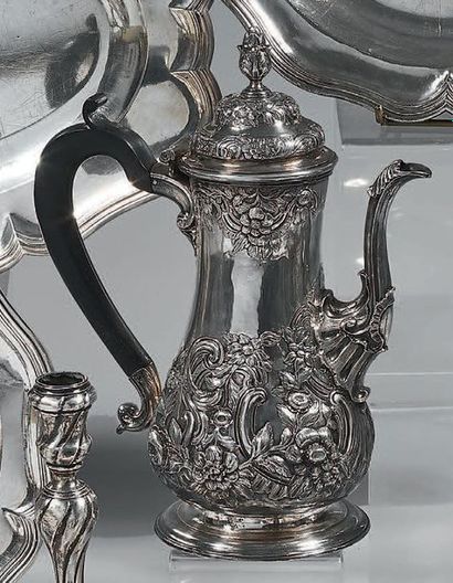Verseuse en argent, de forme balustre, posant...