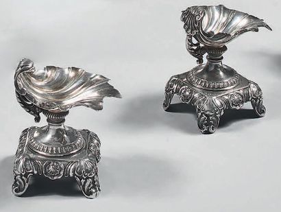 Paire de salières en argent, en forme de...