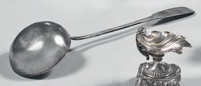 Louche en argent, modèle uni-plat. Gravée...