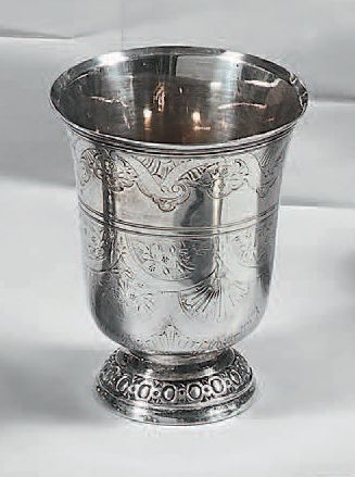Timbale tulipe en argent, posant sur un piédouche...