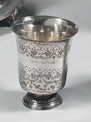 Timbale tulipe en argent, posant sur un piédouche...