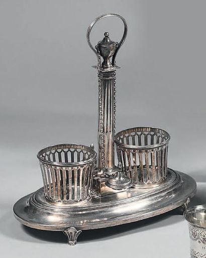 Porte-huilier en argent, de forme ovale,...
